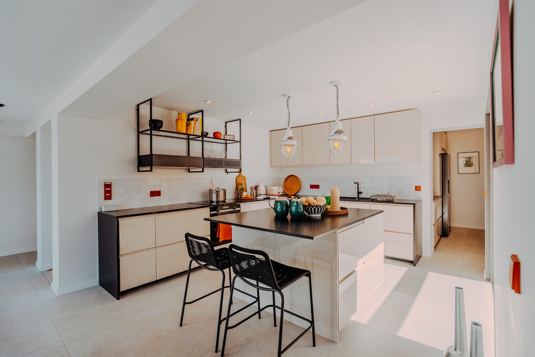 La cuisine et son îlot central, ouverte sur la vue