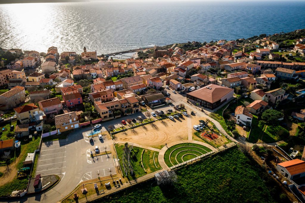 La villa La Thébaïde vue depuis le jardin