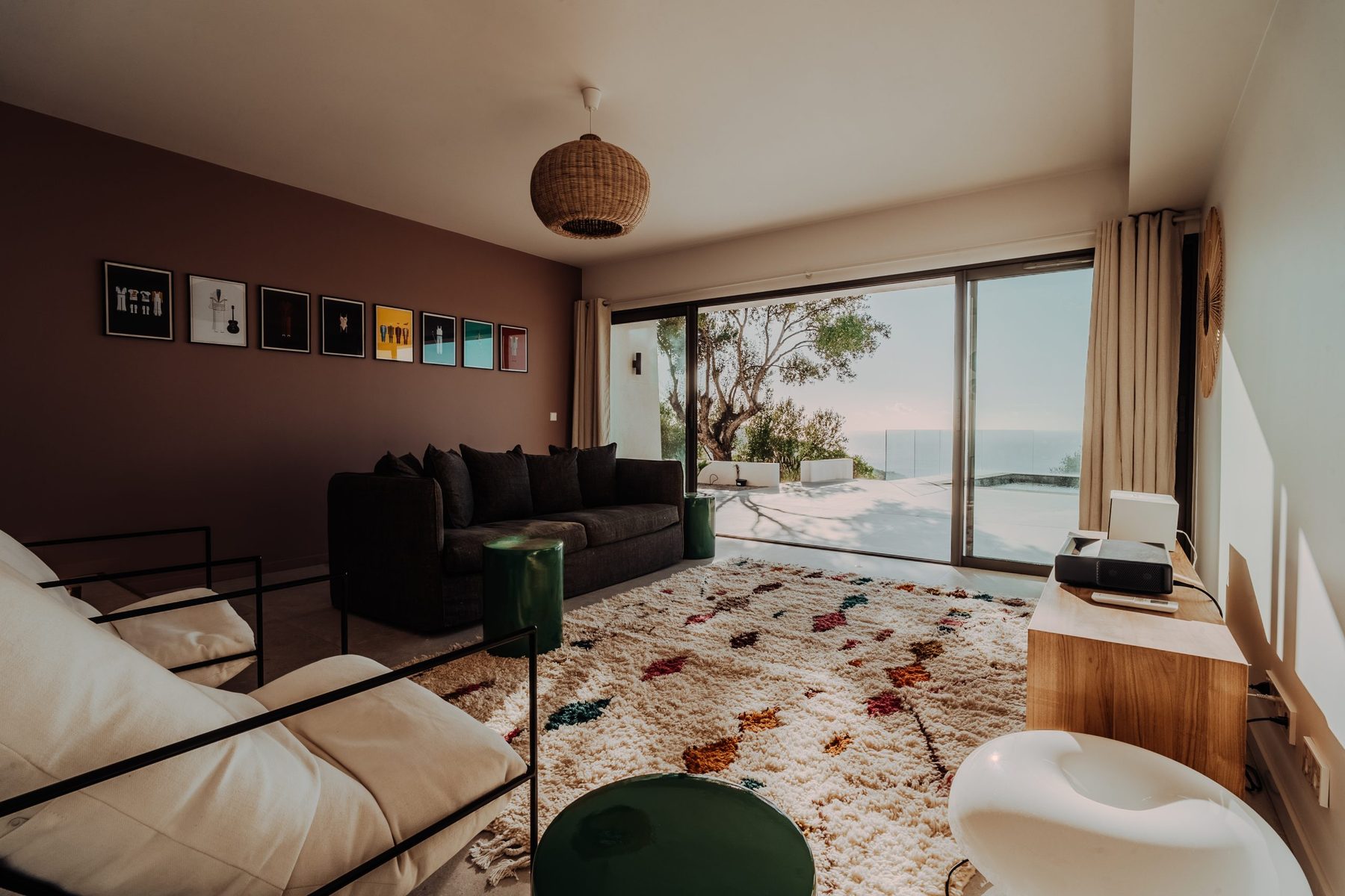 Le family room, avec vidéoprojecteur et vue sur la piscine