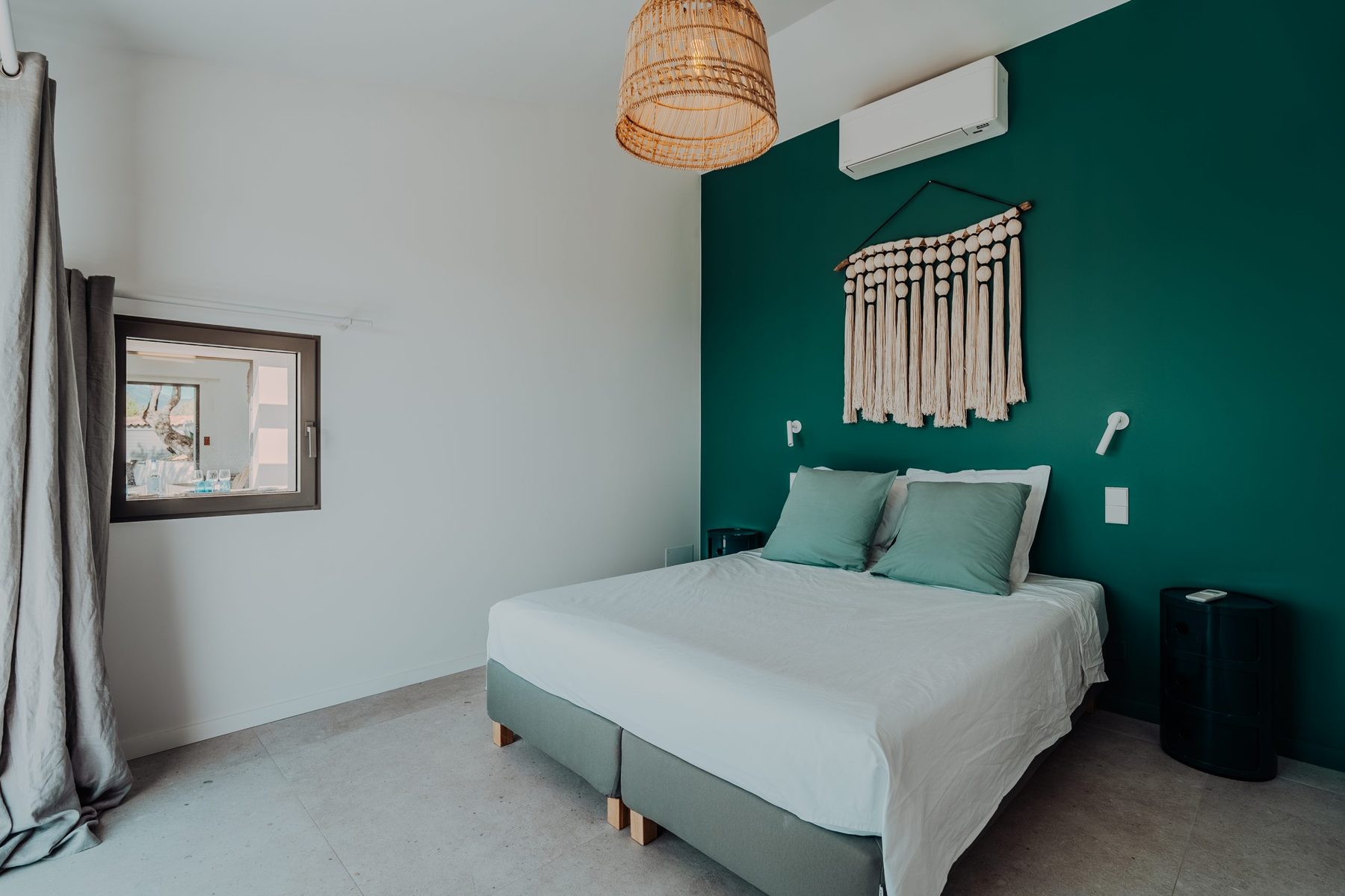 Suite parentale avec vue mer et salle de bain privative — villa de luxe à Cargèse