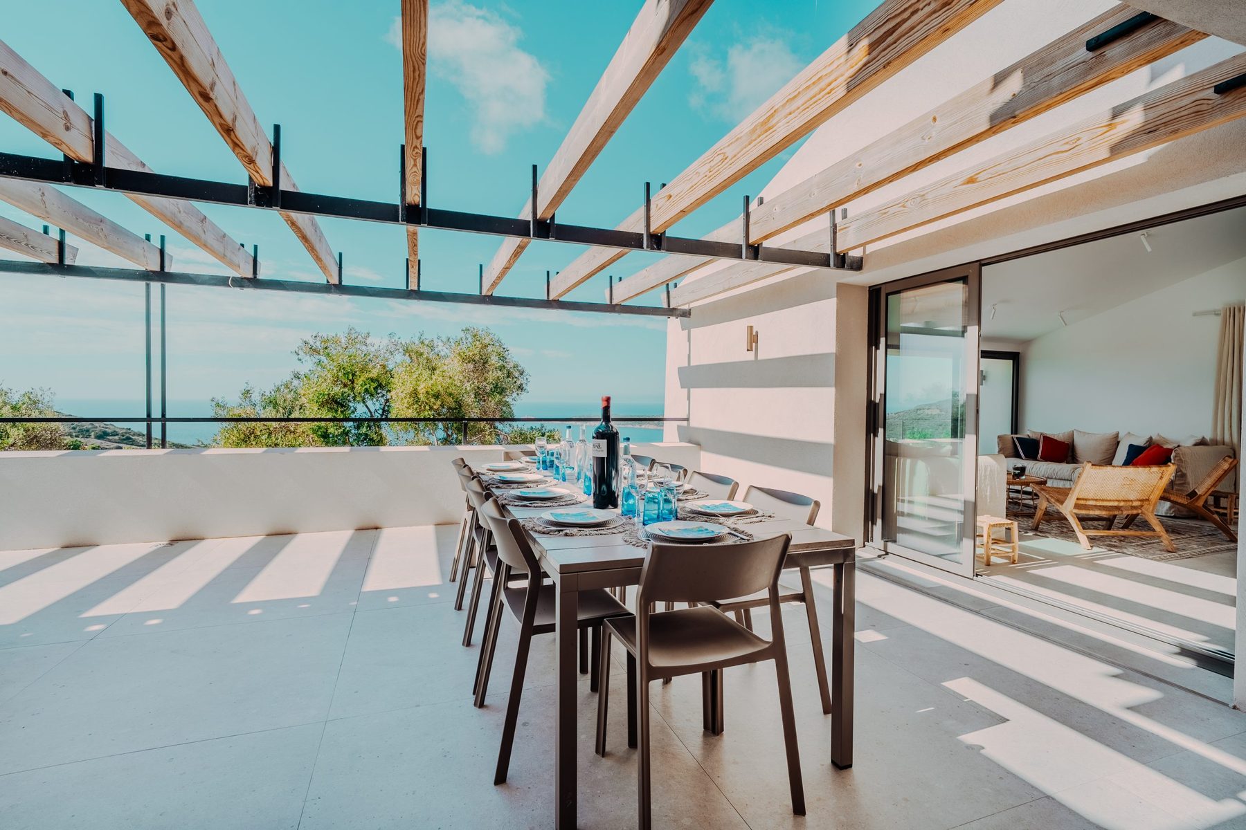 Grande terrasse conviviale d'une villa en Corse pour des vacances entre amis