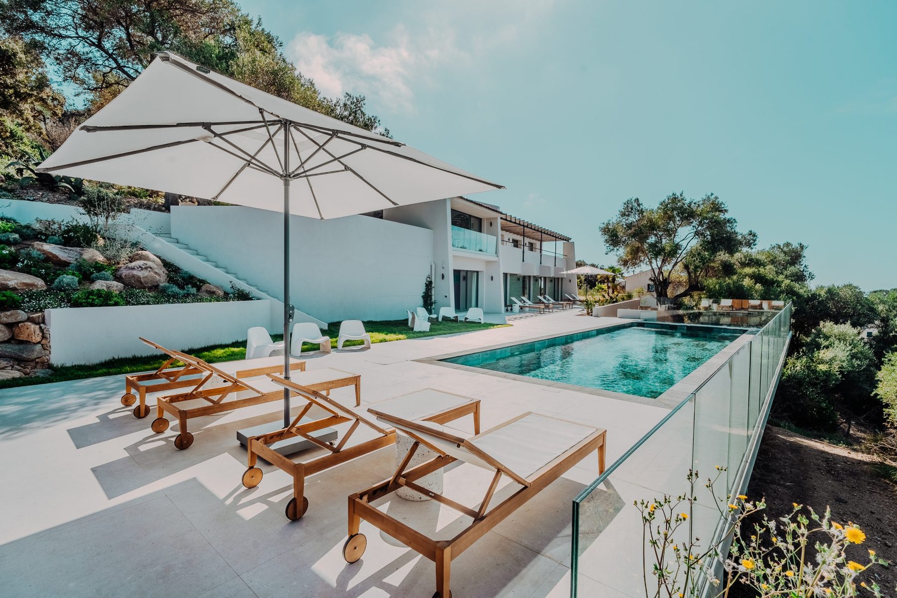 La piscine et sa terrasse, face à la baie de Cargèse