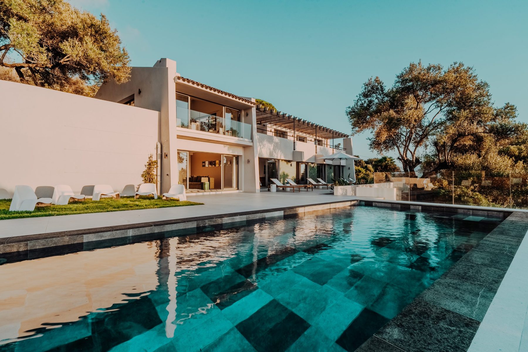 Villa de luxe en Corse avec piscine chauffée et vue mer à Cargèse pour un grand groupe