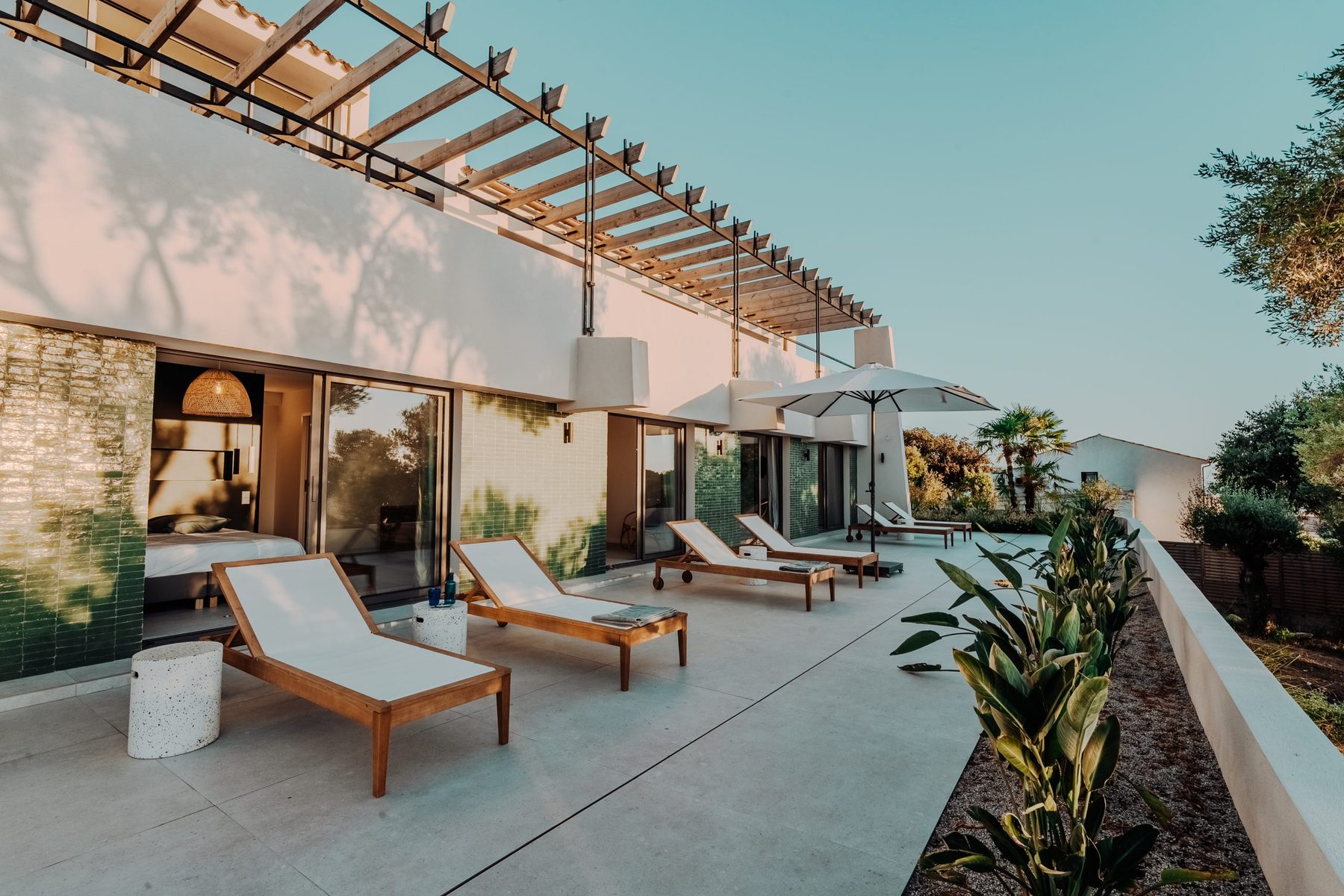 Piscine chauffée et terrasse ombragée d'oliviers centenaires d'une villa en Corse